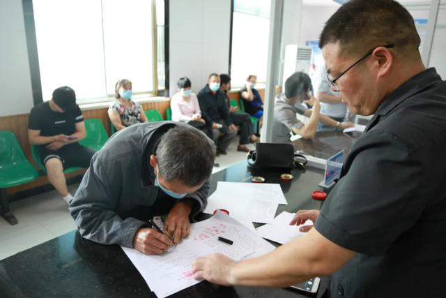 强制执行！临沂某公司欠58名农民工29万元被追回
