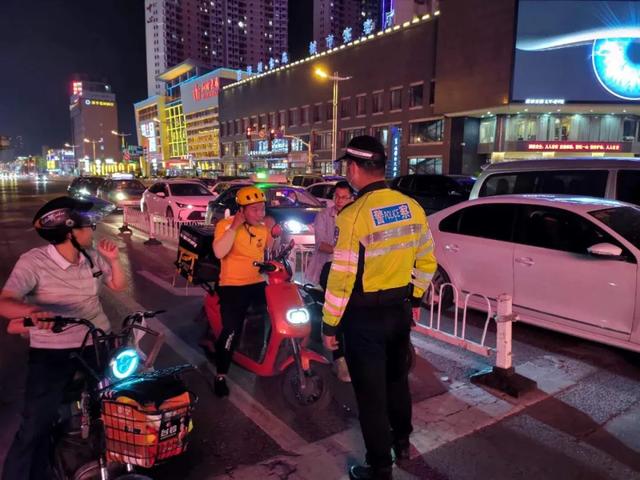 守护“一盔一带”、助力地摊经济：临沂公安交警强化夜间巡防促创城