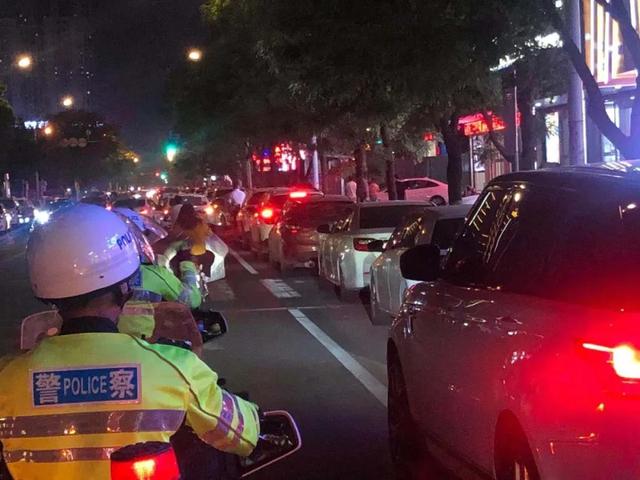 守护“一盔一带”、助力地摊经济：临沂公安交警强化夜间巡防促创城