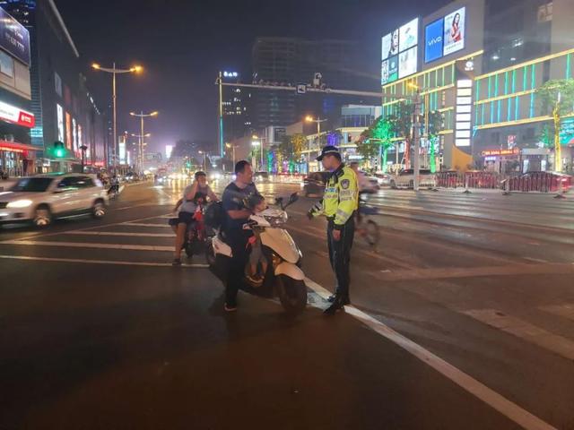 守护“一盔一带”、助力地摊经济：临沂公安交警强化夜间巡防促创城