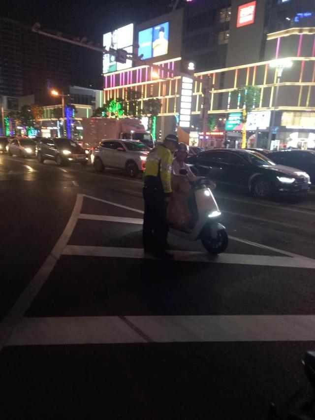 守护“一盔一带”、助力地摊经济：临沂公安交警强化夜间巡防促创城