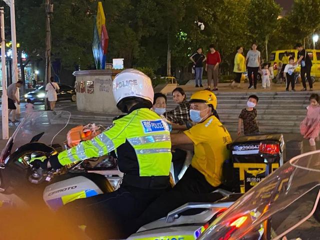 守护“一盔一带”、助力地摊经济：临沂公安交警强化夜间巡防促创城