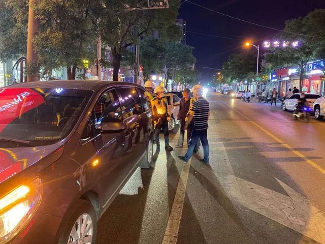 守护“一盔一带”、助力地摊经济：临沂公安交警强化夜间巡防促创城