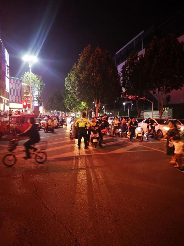 守护“一盔一带”、助力地摊经济：临沂公安交警强化夜间巡防促创城