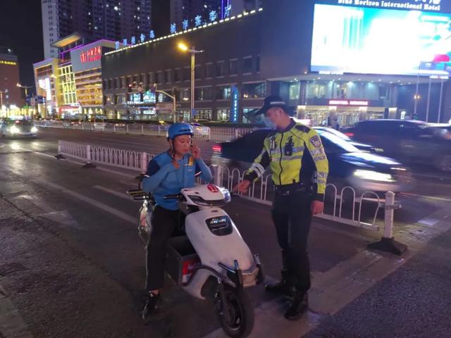守护“一盔一带”、助力地摊经济：临沂公安交警强化夜间巡防促创城