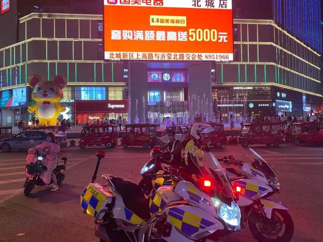 守护“一盔一带”、助力地摊经济：临沂公安交警强化夜间巡防促创城