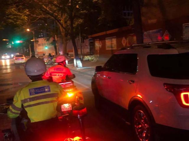 守护“一盔一带”、助力地摊经济：临沂公安交警强化夜间巡防促创城