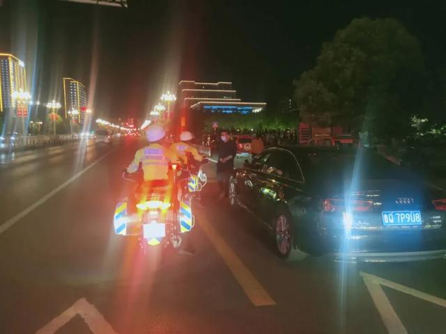 守护“一盔一带”、助力地摊经济：临沂公安交警强化夜间巡防促创城