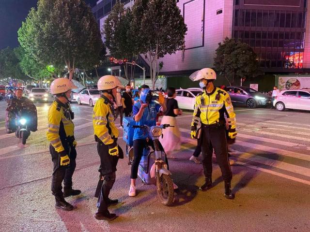 守护“一盔一带”、助力地摊经济：临沂公安交警强化夜间巡防促创城