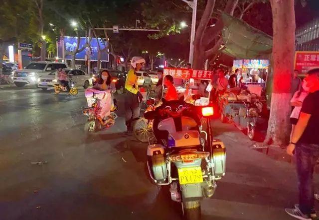 守护“一盔一带”、助力地摊经济：临沂公安交警强化夜间巡防促创城
