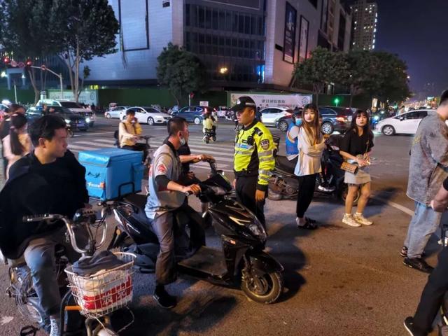守护“一盔一带”、助力地摊经济：临沂公安交警强化夜间巡防促创城