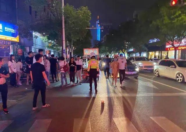 守护“一盔一带”、助力地摊经济：临沂公安交警强化夜间巡防促创城