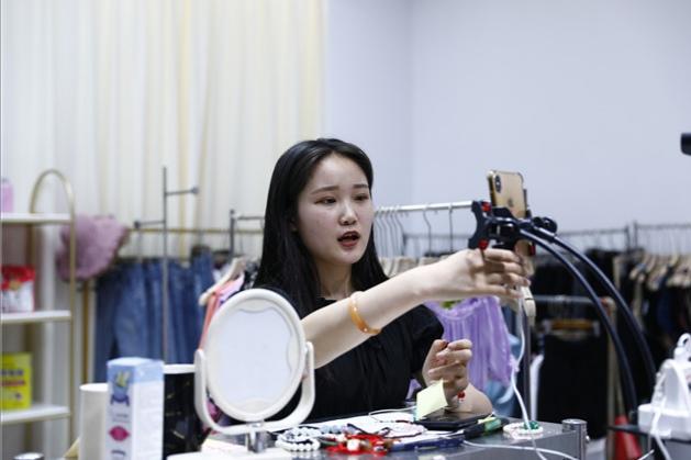 临沂：地摊大集走向直播之城