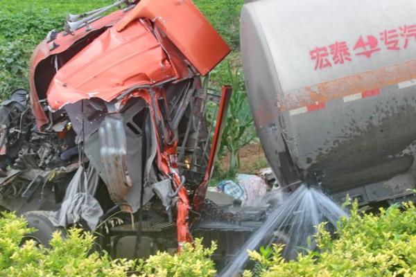 惊险！33吨柴油罐车追尾泄漏，临沂消防紧急救援