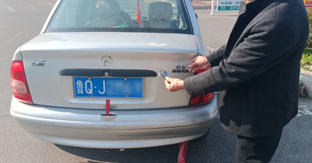 临沂一小区48个车标不翼而飞,背后竟是他们……