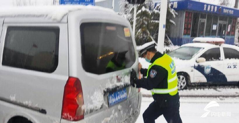 雨雪天气来袭！临沂交警提醒市民积雪路段请减慢车速