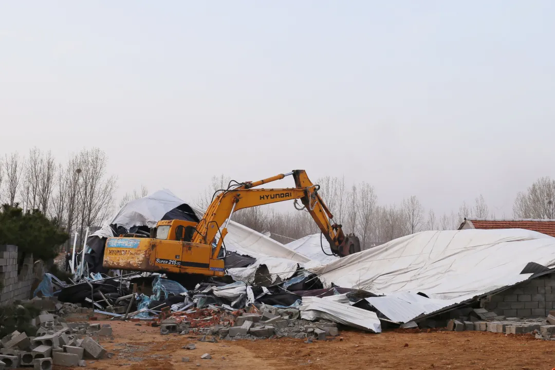临沂这几处违法建筑,拆了!挖掘机、铲车齐上阵