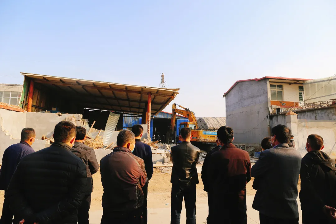 临沂这几处违法建筑,拆了!挖掘机、铲车齐上阵