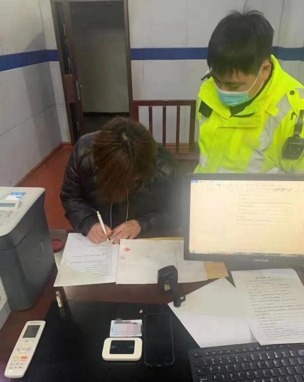 当场抓获!临沂一女子考科目一,竟用“高科技”作弊... 当场抓获!临沂一女子考科目一,竟用“高科技”作弊...