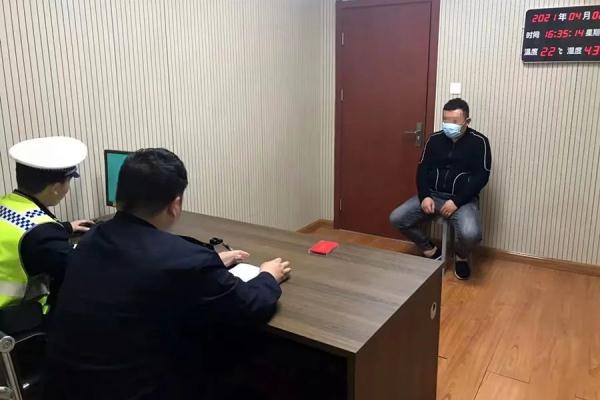 胆真大！临沂一男子拿了C1驾驶证就敢开校车！