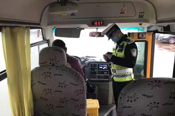 胆真大！临沂一男子拿了C1驾驶证就敢开校车！