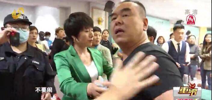济宁一姑娘“注射减肥”致“皮肤溃烂”代理商转战临沂开加盟大会 四名组织者被警方控制