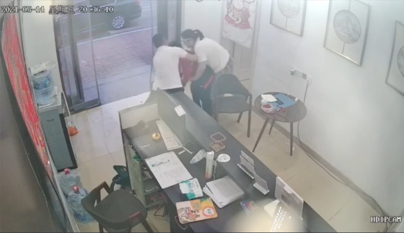 临沂一母亲死神手里抢回孩子，监控曝光