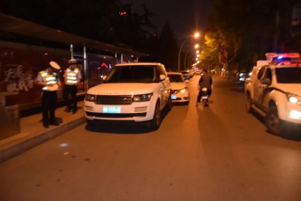 临沂一辆红旗牌小轿车“疯了”，连环撞后逃逸……
