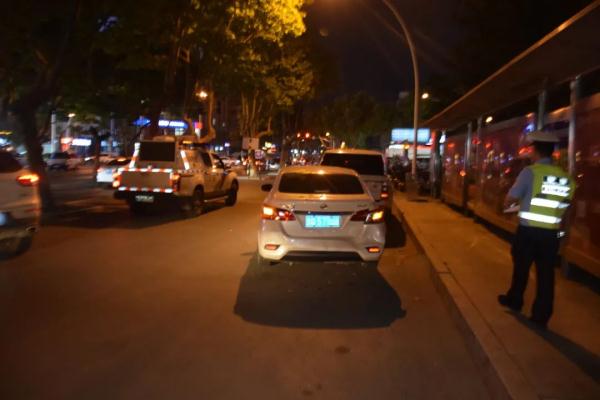临沂一辆红旗牌小轿车“疯了”，连环撞后逃逸……