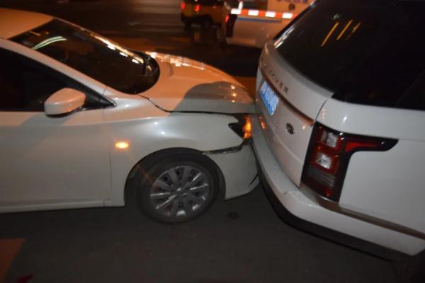 临沂一辆红旗牌小轿车“疯了”，连环撞后逃逸……