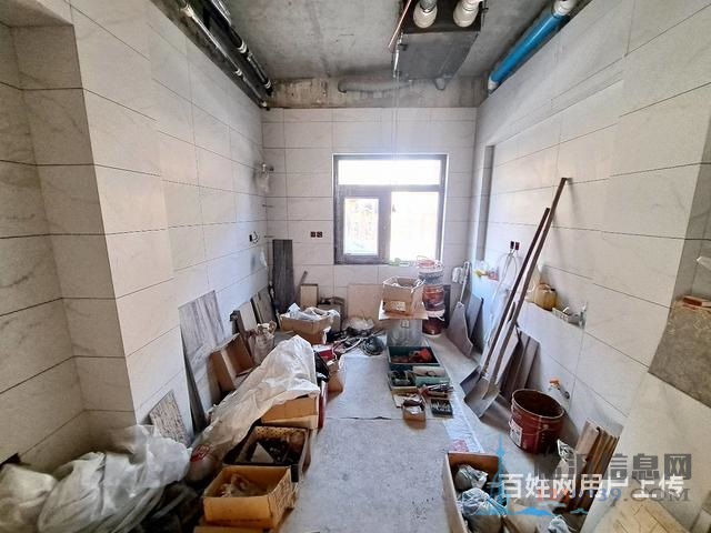 月澜湾联排别墅 六室超大 已做改造 带车库 证过二780万