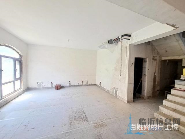 月澜湾联排别墅 六室超大 已做改造 带车库 证过二780万