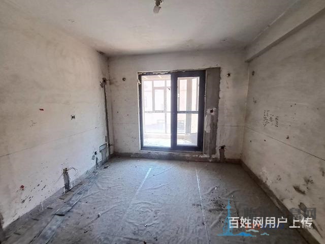 月澜湾联排别墅 六室超大 已做改造 带车库 证过二780万