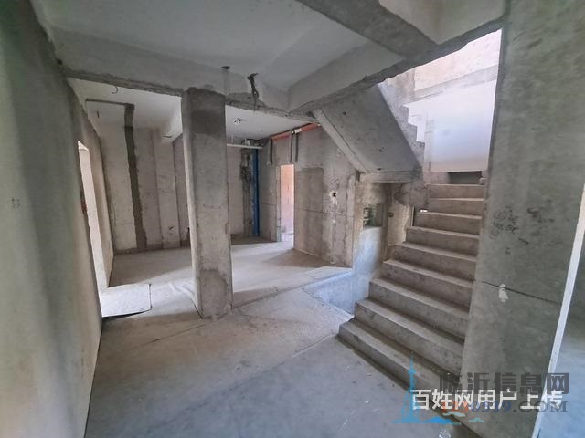 月澜湾联排别墅 六室超大 已做改造 带车库 证过二780万