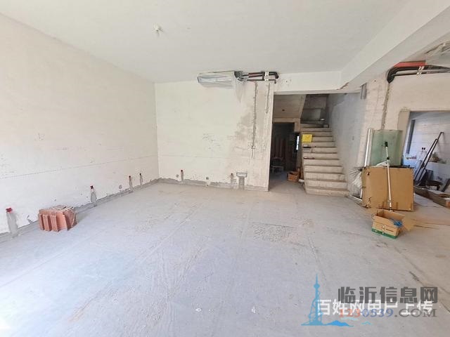 月澜湾联排别墅 六室超大 已做改造 带车库 证过二780万
