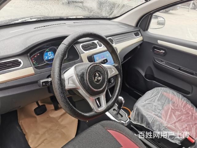 鸿日电动轿车