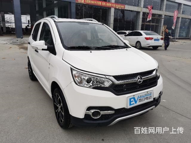 鸿日电动轿车