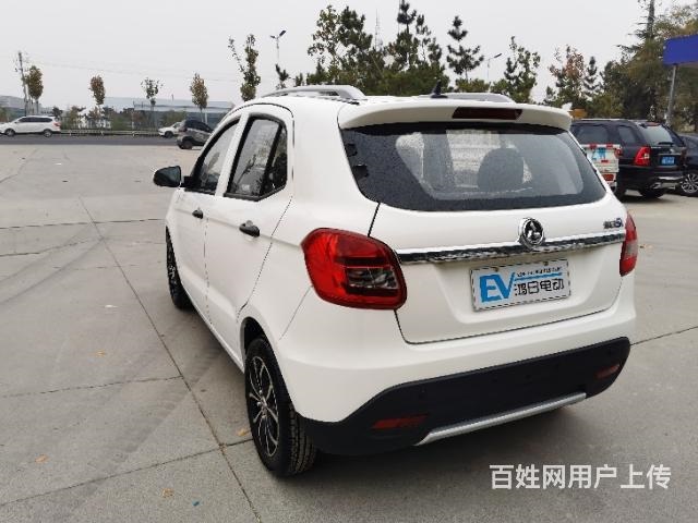 鸿日电动轿车
