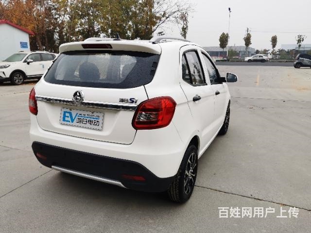 鸿日电动轿车