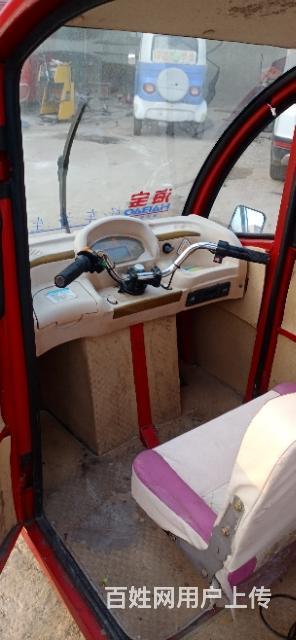 海宝三开门电动车