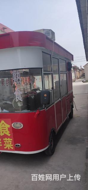 崭新的四轮油电混动的餐车