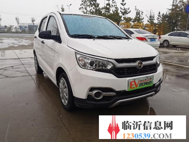 极品鸿日电动轿车，