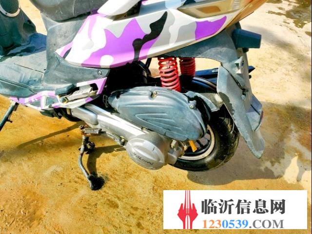 踏板摩托车
