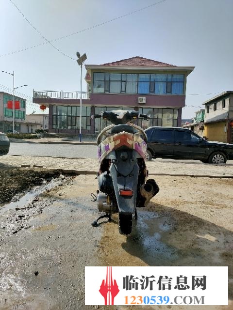 踏板摩托车