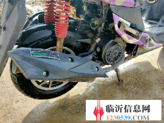 踏板摩托车