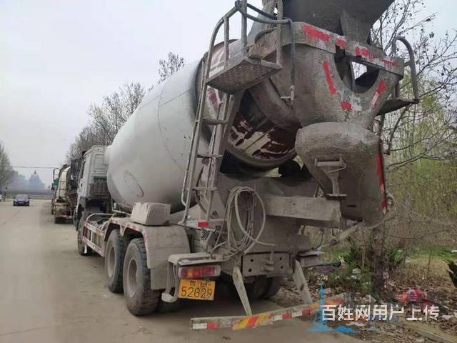 出售18年二手豪沃大14方搅拌车380马力后八轮
