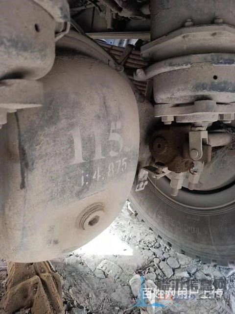 转让二手6.8米平板载货车 前四后四 220马力