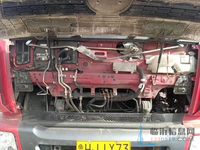转让二手6.8米平板载货车 前四后四 220马力