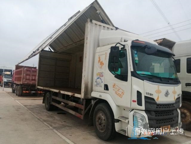 6.8米双飞翼乘龙M3厢式货车