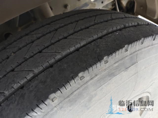 解放J6L6.8米高栏六缸八速